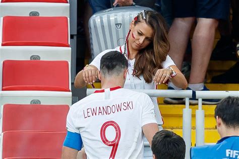 anna lewandowska kinder|Robert Lewandowski: Neue Familienfotos mit seinen。